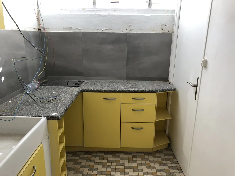 Cuisine ancienne débranchée, attentes électriques sorties du mur